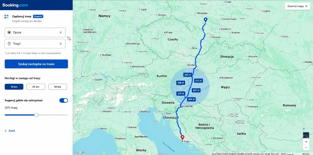 Makieta widoku Zaplanuj trasę w stylu Booking.com: po lewej pola Opole i Trogir, wybór zasięgu 10, 25 lub 50 km i suwak postoju na 50% trasy, po prawej mapa z niebieską trasą i okręgiem z cenami noclegów w połowie drogi