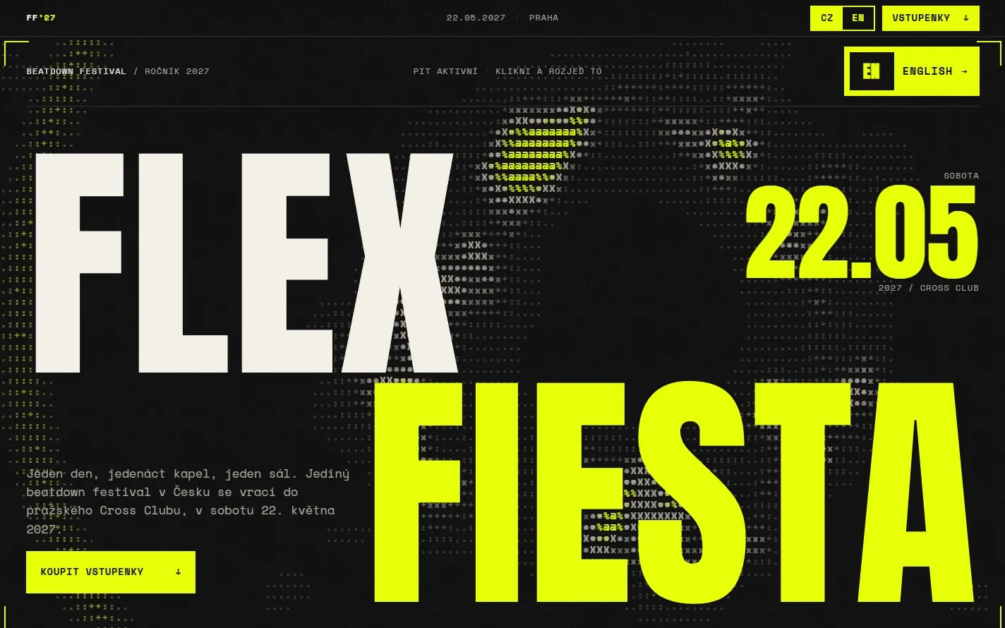 Hero strony Flex Fiesta: czarne tło, gigantyczny napis FLEX w kremowym kolorze i FIESTA w kwaśnej żółci, data 22.05 po prawej, za literami pierścień znaków ASCII rozjaśniony falą po kliknięciu, po lewej krótki opis po czesku i przycisk Koupit vstupenky
